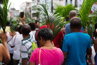 Salvador, Bahia, Brezilya - 13 Nisan 2025: Brezilya 'nın Salvador kentinde düzenlenen Palm Sunday geçit töreninde yüzlerce Katolik yürüyüş yaparken görüldü.