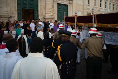 Salvador, Bahia, Brezilya - 18 Nisan 2025: Brezilya 'nın Salvador kentindeki Pelourinho şehrindeki Ölü Lord haftasında düzenlenen törene katılan insanların görüntüsü.