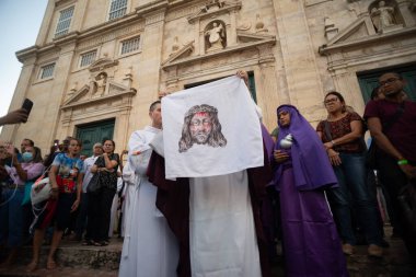 Salvador, Bahia, Brezilya - 18 Nisan 2025: Brezilya 'nın Salvador kentindeki Ölü Lord haftasında birkaç Katolik inananın törene katıldığı görüldü..