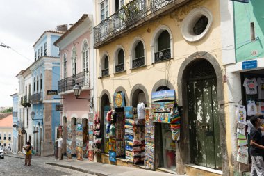 Salvador, Bahia, Brezilya - 20 Nisan 2025: Pelourinho 'daki hediyelik eşya dükkanlarının görüntüsü, Bahia, Salvador şehrinin bir kartpostalı..