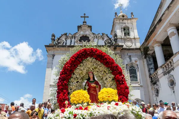 Salvador, Bahia, Brezilya - 13 Aralık 2019: Yüzlerce Katolik 'in Salvador, Bahia kentindeki Aziz Lucy onuruna düzenlenen törene katıldığı görüldü..