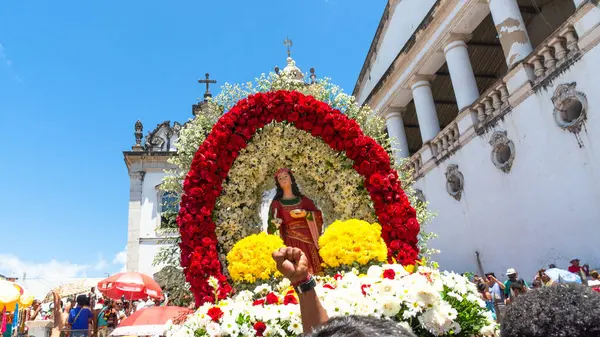 Salvador, Bahia, Brezilya - 13 Aralık 2019: Yüzlerce Katolik 'in Salvador, Bahia kentindeki Aziz Lucy onuruna düzenlenen törene katıldığı görüldü..
