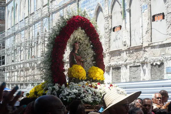 Salvador, Bahia, Brezilya - 13 Aralık 2019: Yüzlerce Katolik 'in Salvador, Bahia kentindeki Aziz Lucy onuruna düzenlenen törene katıldığı görüldü..