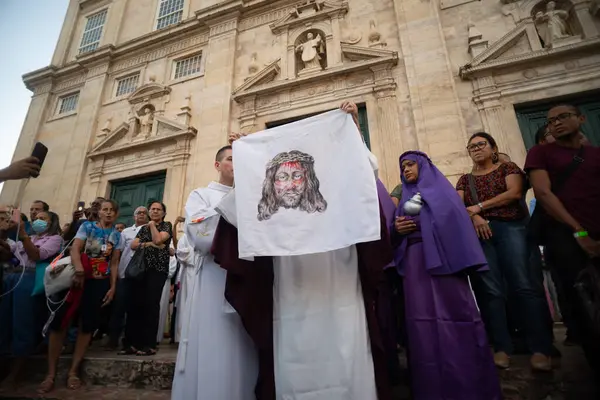 Salvador, Bahia, Brezilya - 18 Nisan 2025: Brezilya 'nın Salvador kentindeki Ölü Lord haftasında birkaç Katolik inananın törene katıldığı görüldü..