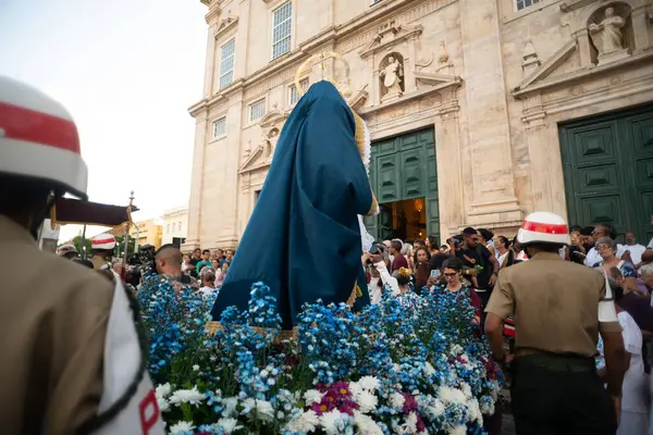 Salvador, Bahia, Brezilya - 18 Nisan 2025: Katolikler, Brezilya 'nın Salvador kentindeki Pelourinho şehrinde düzenlenen Kutsal Lord Haftası' nda Ölü Lord 'un geçit törenine katılırken görüldü..