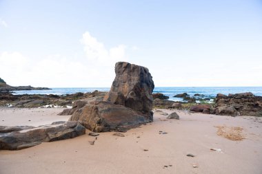 Engebeli kayalık bir sahilin fotoğrafı, doğanın gücünü, istikrarını ve saf güzelliğini çağrıştırıyor. Brezilya.