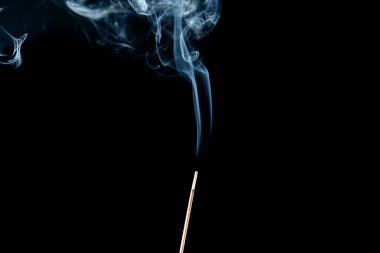 Dumanın şekli sürekli değişiyor. Siyah arkaplan