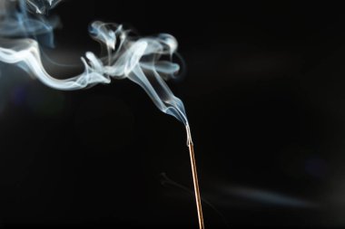 Tütsü çubuğunun ucundan çıkan mavi-beyaz duman. Stüdyo çekimi.