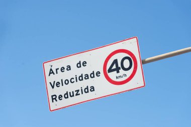 Salvador, Bahia, Brezilya - 10 Mayıs 2025: hız limitinin 40 km 'ye düşürüldüğünü gösteren trafik işaretine bakın. Bahia, Salvador şehri..