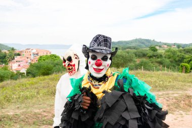 Kırsal kesimde kostümlü ve korkunç maskeli tanımlanamayan insanlar. Brezilya 'da karnaval günü.