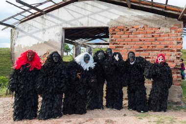 Kırsal kesimde korkunç kostümler giymiş kimliği belirsiz insanlar. Brezilya 'da karnaval günü.