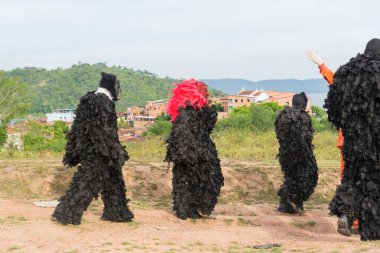 Kimliği belirsiz, korku kostümü giymiş bir grup insan diğer insanları korkutup oynuyorlar. Brezilya 'da karnaval günü.