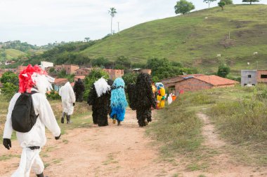 Kimliği belirsiz, korku kostümü giymiş bir grup insan diğer insanları korkutup oynuyorlar. Brezilya 'da karnaval günü.