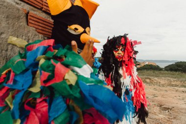 Kırsal kesimde kostümlü ve korkunç maskeli tanımlanamayan insanlar. Brezilya 'da karnaval günü.