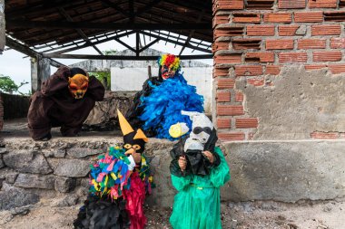 Kimliği belirsiz, korku kostümü giymiş bir grup insan diğer insanları korkutup oynuyorlar. Brezilya 'da karnaval günü.