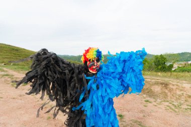 Korkunç kostüm ve maske giymiş kimliği belirsiz biri. Kırsal kültür alanı. Brezilya 'da karnaval günü.