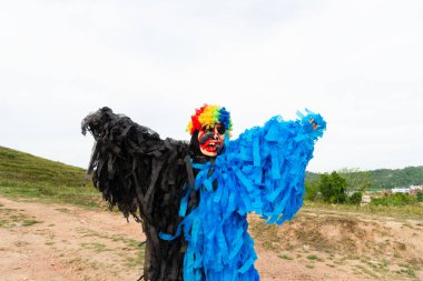 Kırsal kesimde korkunç bir kostüm giymiş kimliği belirsiz biri. Brezilya 'da karnaval günü.