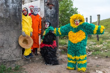 Kırsal kesimde kostümlü ve korkunç maskeli tanımlanamayan insanlar. Brezilya 'da karnaval günü.