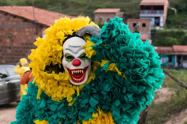 Tanımlanamayan kişi, kırsal bir alanda korku kostümü giymiş, diğer insanlarla oynuyor ve onları korkutuyor. Brezilya 'da karnaval günü.