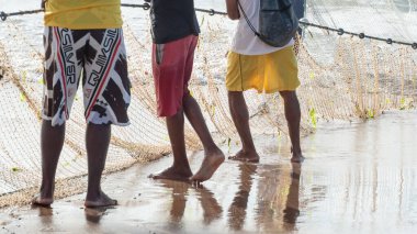 Kimliği belirsiz balıkçıların yarısı balık ağı çekiyor. Balıkçılık hobisi. Brezilya
