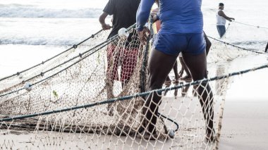 Kimliği belirsiz balıkçıların yarısı balık ağı çekiyor. Balıkçılık hobisi. Brezilya