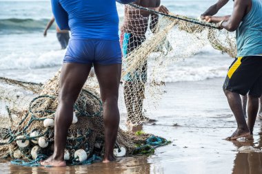 Kimliği belirsiz balıkçıların yarısı balık ağı çekiyor. Balıkçılık hobisi. Brezilya