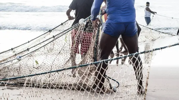 Kimliği belirsiz balıkçıların yarısı balık ağı çekiyor. Balıkçılık hobisi. Brezilya