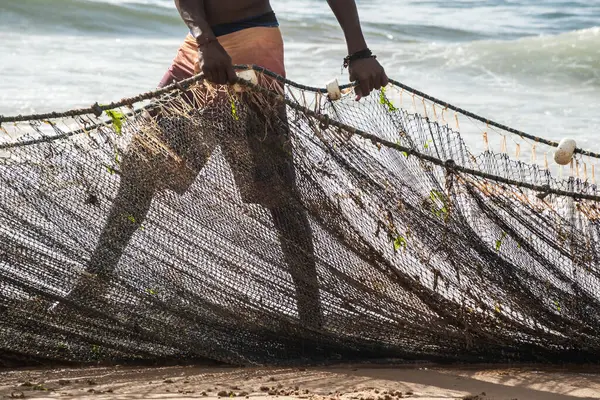 Kimliği belirsiz bir balıkçının balık ağını çektiği yarım ceset. Deniz ürünleri, hobi. Brezilya