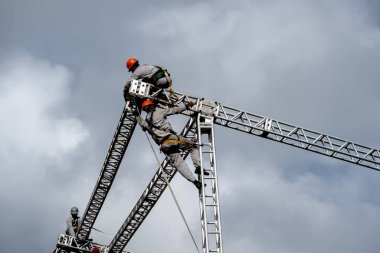 Salvador, Bahia, Brezilya - 14 Şubat 2020: Erkekler demir bir yapı oluşturmaya çalışırken görülüyor. Salvador Şehri, Brezilya.