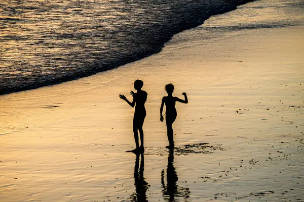 Salvador, Bahia, Brezilya - 22 Aralık 2019: İnsanlar Bahia 'nın Salvador şehrinde gün batımında sahilde eğlenirken görülüyor.