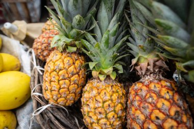 Bir sokak pazarında satılık ananas. Bromeliad ailesinin Güney Amerika 'ya özgü tropik meyveleri. Besin ve sağlık açısından zengin. Satılık yiyecek..