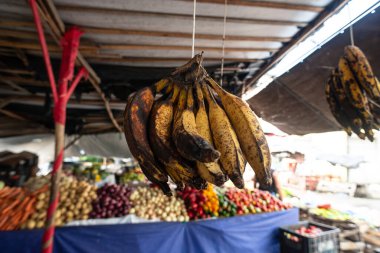 Çarkıfelek meyvesi, portakal ve diğer meyveler bir sokak pazarında satılıyor. Zengin sağlıklı yiyecek kaynağı. Satılık yiyecek..