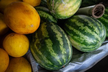Sokak pazarında satılık karpuzlar. Cucurbitaceae ailesinin tropikal Afrika 'ya özgü sürünen bir bitkisi. Su, besin ve antioksidan açısından zengin. Satılık yiyecek..