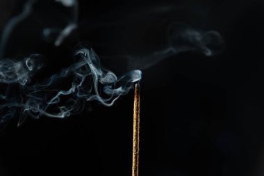 Esmer arka planda tütsü tütsülerinin yakın plan görüntüsü. Stüdyo çekimi.