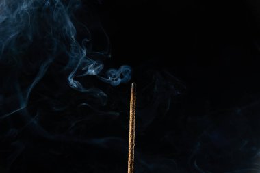 Esmer arka planda tütsü tütsülerinin yakın plan görüntüsü. Stüdyo çekimi.