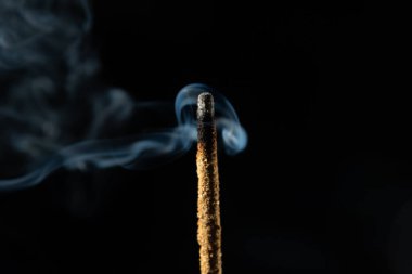 Esmer arka planda tütsü tütsülerinin yakın plan görüntüsü. Stüdyo çekimi.