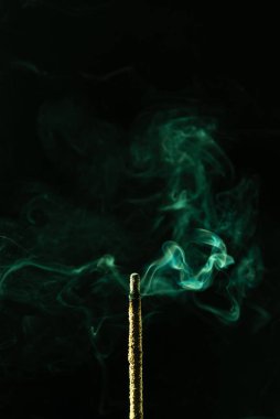 Yumuşak yeşil tonlarda tütsü dumanı. Stüdyo çekimi.