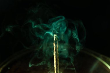 Yumuşak yeşil tonlarda tütsü dumanı. Stüdyo çekimi.