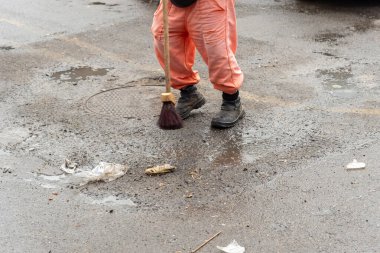 Temizlik işçisi sokağın zeminini temizliyor. Kamu hijyen ve bakım anlayışı. Brezilya