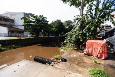 Santo Amaro, Bahia, Brezilya - 18 Mayıs 2025: Santo Amaro, Bahia, Brezilya 'da sakin ve kirli akan Subae Nehri manzarası 