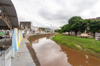 Santo Amaro, Bahia, Brezilya - 18 Mayıs 2025: Santo Amaro, Bahia, Brezilya 'da sakin ve kirli akan Subae Nehri manzarası 