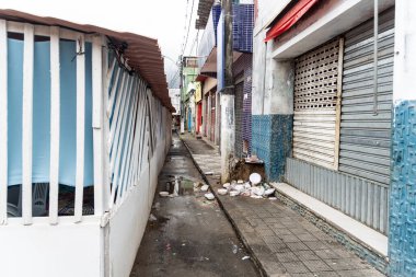 Santo Amaro, Bahia, Brezilya - 18 Mayıs 2025: Brezilya 'nın Bahia kentindeki Santo Amaro şehir merkezindeki evler ve dükkanlar arasında kirli bir sokak manzarası.