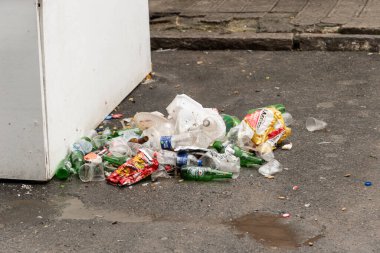 Santo Amaro, Bahia, Brezilya - 18 Mayıs 2025: Bahia 'nın Santo Amaro kentindeki bir gece partisinden sonra bir sokağa atılan ve toplanan çöp