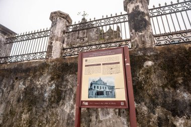 Santo Amaro, Bahia, Brezilya - 18 Mayıs 2025: Santo Amaro, Bahia 'da bulunan Kutsal Meryem Ana' nın kilisesini ve manastırını gösteren bilgisayarlı turist tabelasının görüntüsü.