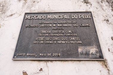 Santo Amaro, Bahia, Brezilya - 18 Mayıs 2025: Brezilya 'nın Bahia kentindeki Santo Amaro şehrinde Mercado Do Peixe yazılı bir bilgi levhası