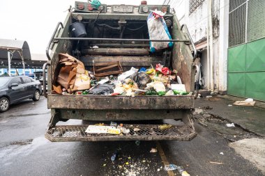 Santo Amaro, Bahia, Brezilya - 18 Mayıs 2025: Santo Amaro, Bahia kentinin sokaklarında çöp toplayan belediye çöp kamyonunun görüntüsü