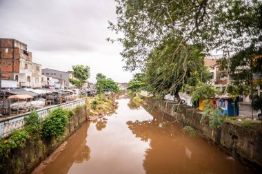 Santo Amaro, Bahia, Brezilya - 18 Mayıs 2025: Brezilya 'nın Bahia kentindeki Santo Amaro şehrinde sakin ve kirli bir şekilde akan Subae Nehri' nin manzarası