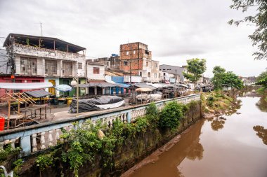 Santo Amaro, Bahia, Brezilya - 18 Mayıs 2025: Santo Amaro, Bahia, Brezilya 'da sakin ve kirli akan Subae Nehri manzarası