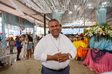 Santo Amaro, Bahia, Brezilya - 18 Mayıs 2025: Bahia 'nın Santo Amaro kentindeki Bembe do Mercado sırasında Candomble taraftarları dini törenlere katılıyor.