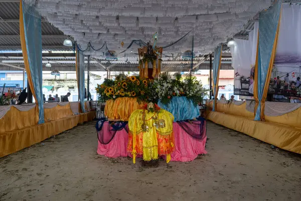 Santo Amaro, Bahia, Brezilya - 18 Mayıs 2025: Bahia 'nın Santo Amaro kentindeki Mercado' daki Bembe tezgahında Iemanja 'ya hediyeler.